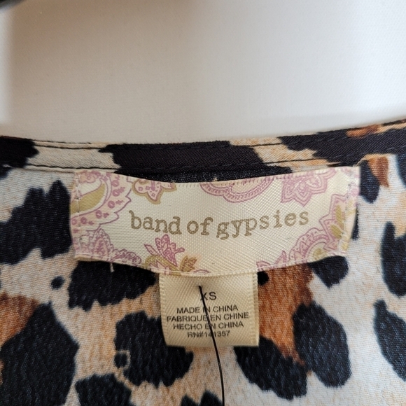 Band Of Gypsies Yuma Desert Leopard Surplice Top - Picture 13 of 14